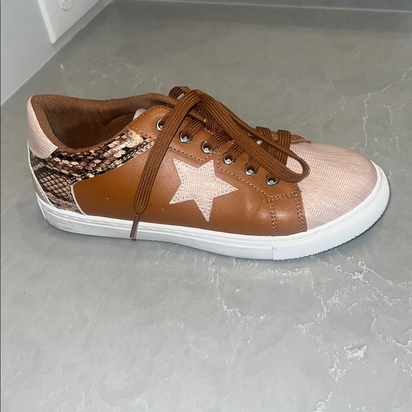 Outwoods Shoes - Outwoods Brown & tan sneakers with sparkly Star -EUC